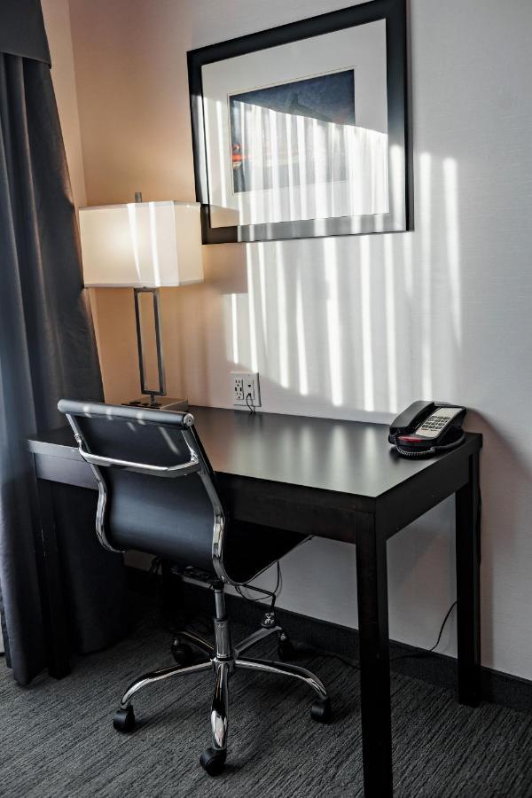 Park Inn By Radisson Edmonton Airport 르덕 외부 사진