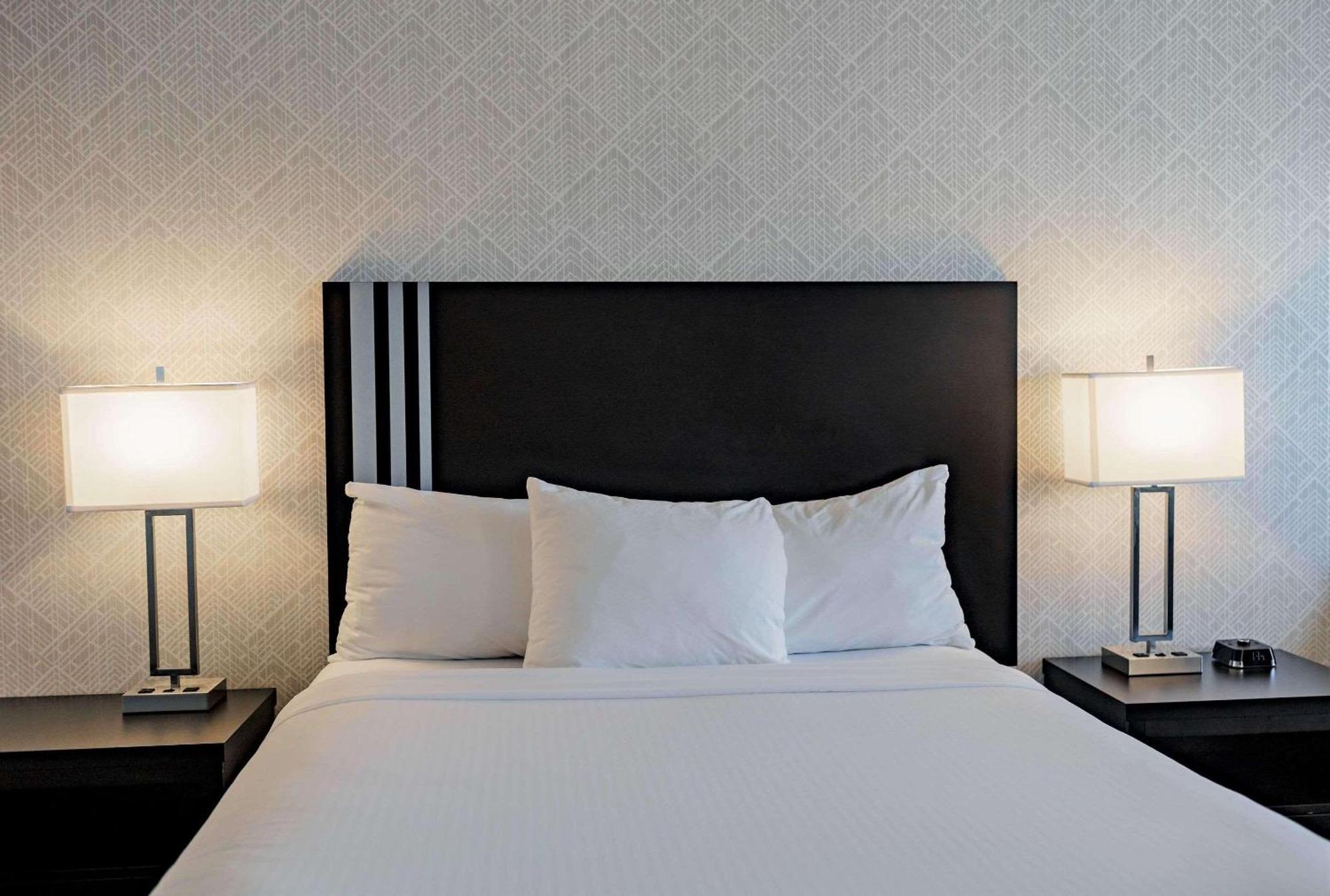 Park Inn By Radisson Edmonton Airport 르덕 외부 사진