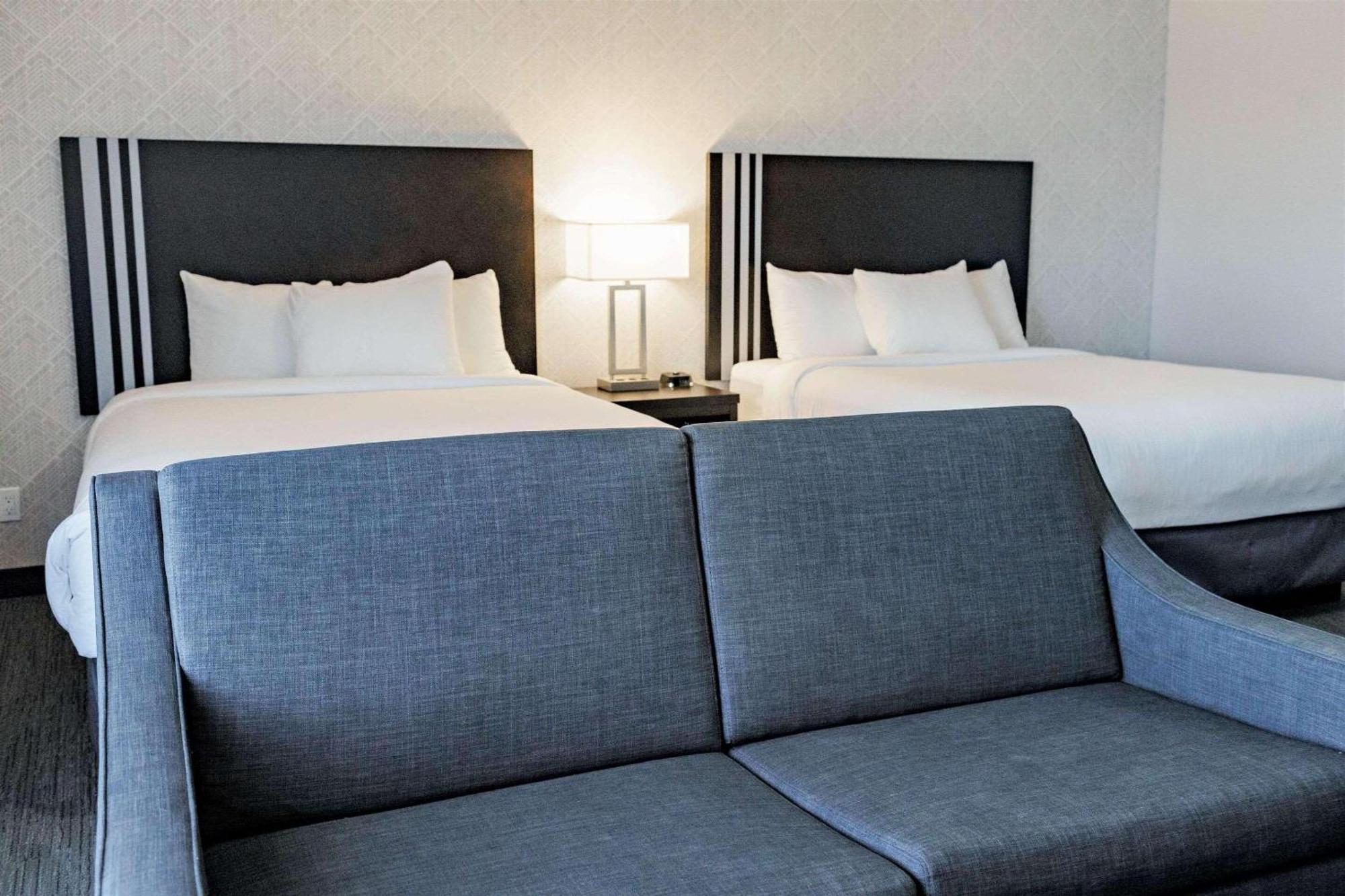 Park Inn By Radisson Edmonton Airport 르덕 외부 사진